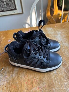 Heelys Black Kids Low-Top Sneakers with White Sole, little kids 12-13